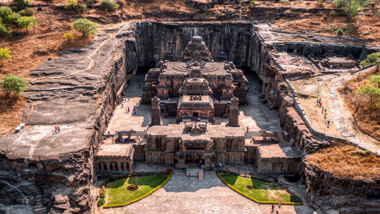 TWELVE MUST VISIT HISTORICAL MONUMENTS IN INDIA